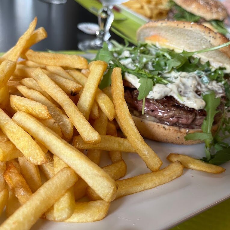 Découvrez notre menu de burgers savoureux, accompagnés d'une sélection de saveurs authentiques.