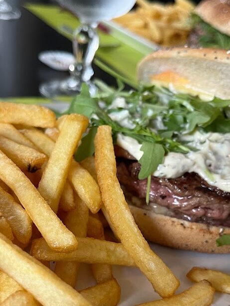 Découvrez notre menu de burgers savoureux, accompagnés d'une sélection de saveurs authentiques.